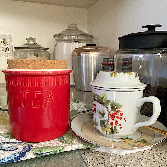 MADE IN ITALY 🇮🇹 CERAMICHE ALFA Glossy Red TEA Jar w/Cork Lid - Picture 2 of 9